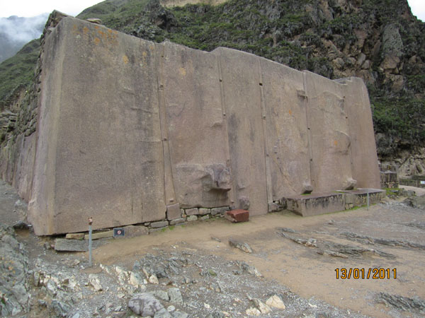  Building blocks of the Temple of the Sun at Ollantaytambo in cloudy weather (the author’s photo)