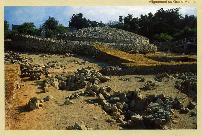 унки от блоков на участка Locmariaquer вскрытые под слоем грунта во время раскопок. Фото из брошюры Jean L’Helgouac’h Locmariaquer