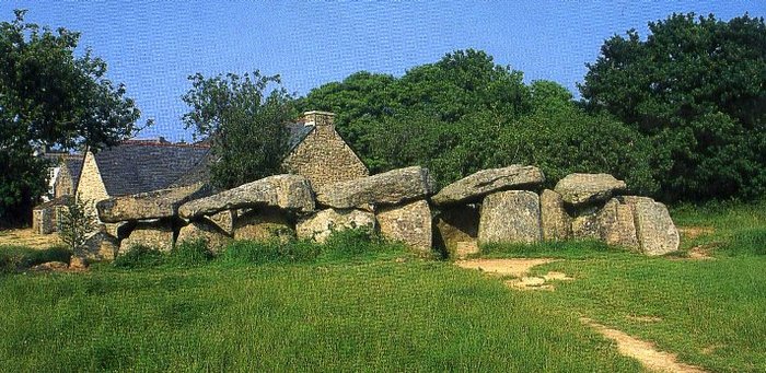 Коридорный дольмен. (фото из  The megaliths of Brittany by Jacques Briard, editions Giseserot)