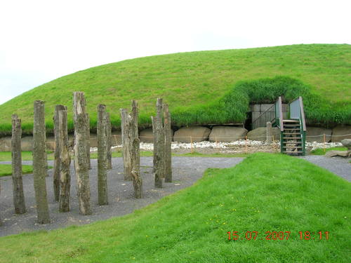 The Arrangement of piles. Tumuli from Knowth group. Ireland.)