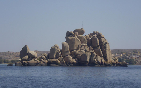  Granite outcrops in the mainstream of the Nile
