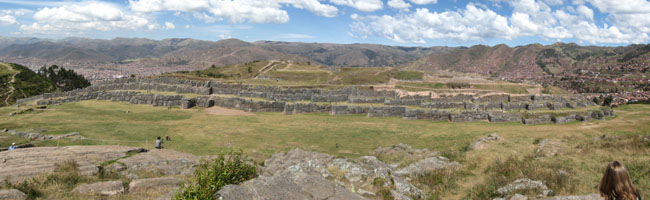 Вид на стены с вулканического холма с севера