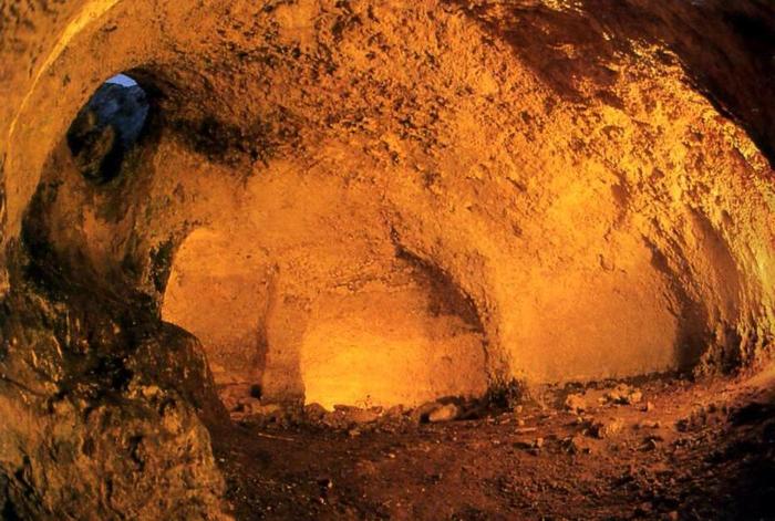 Внутренний вид одной их пещер в Xemxija