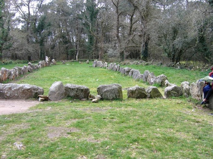 Прямоугольник (Quadrilatere) из камней у менгира le Giant du Manio